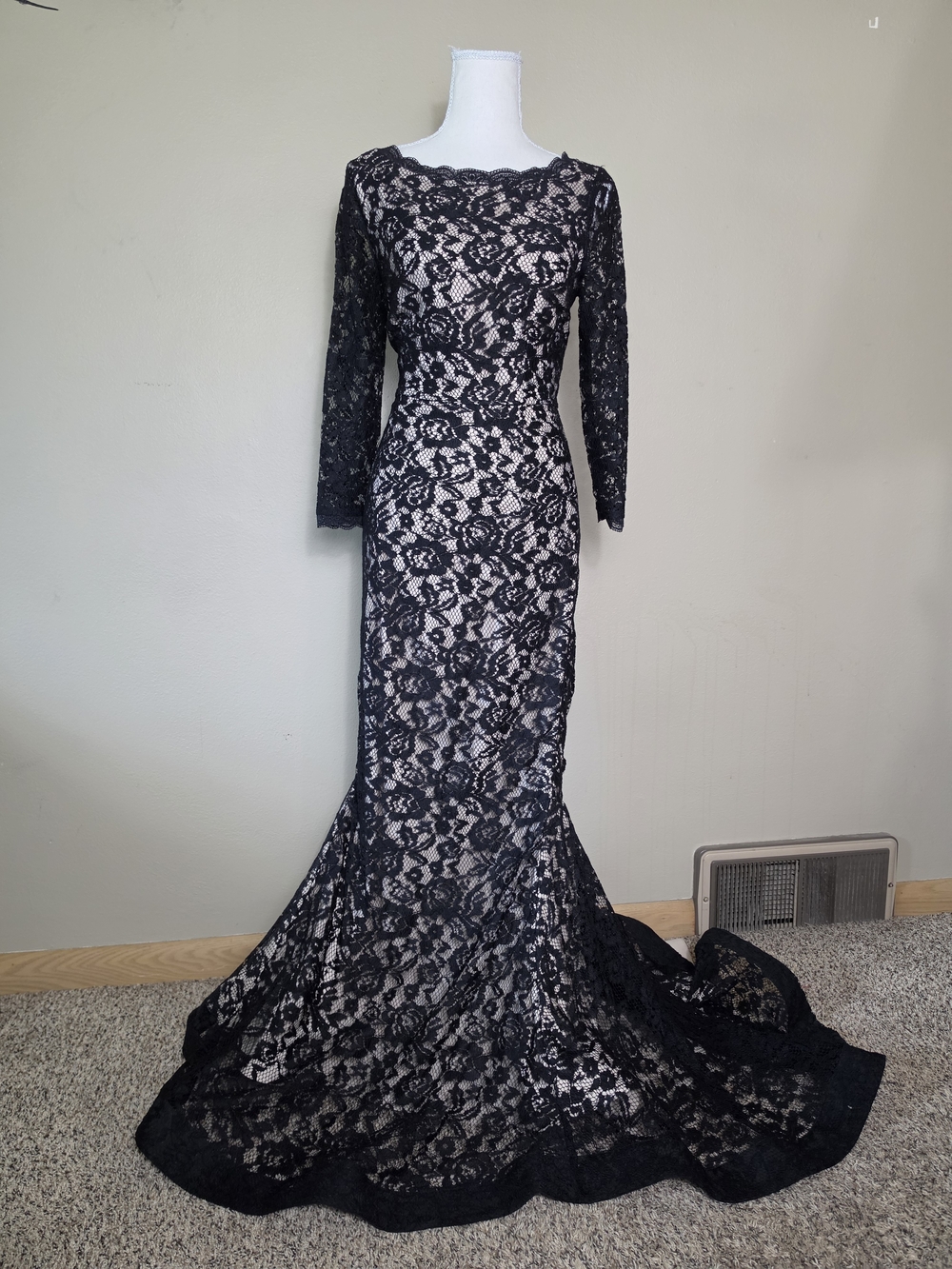 Venus Black Lace Mermaid Formal Gown | Size 8 | Open Back Floor Length Evening D